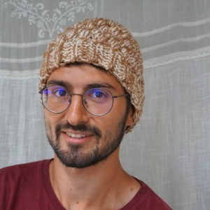 Porter un bonnet fait main de créateur unique réalisé au crochet