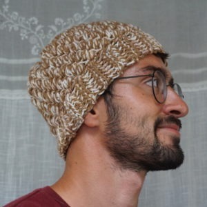 Porter un bonnet fait main de créateur unique réalisé au crochet