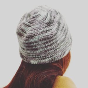 Un bonnet tout simple aux jolis dégradés de gris